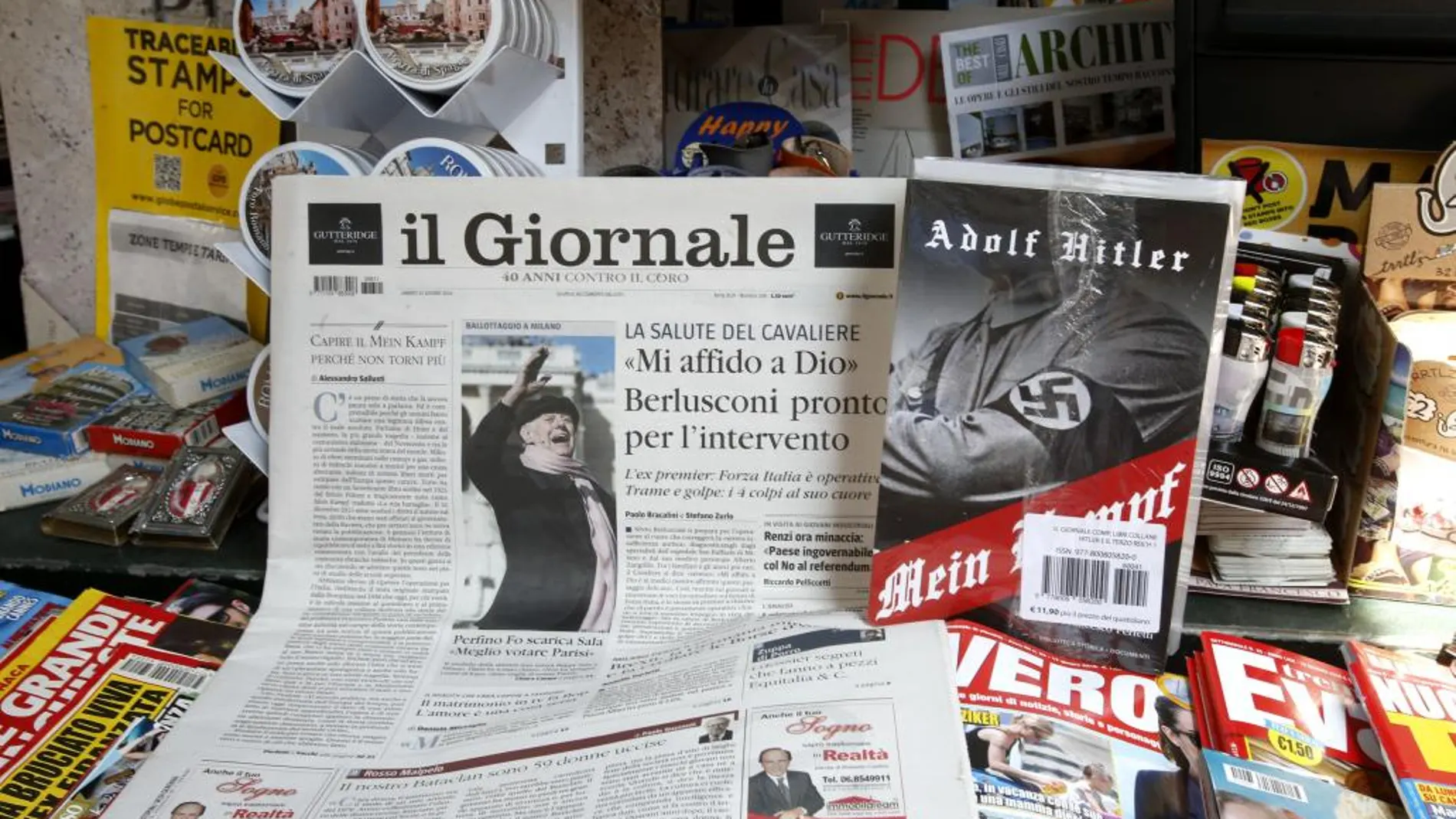El diario, junto al libro de Hitler, en un quiosco de prensa en Milán.