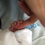 Un bebé recién nacido en un hospital 