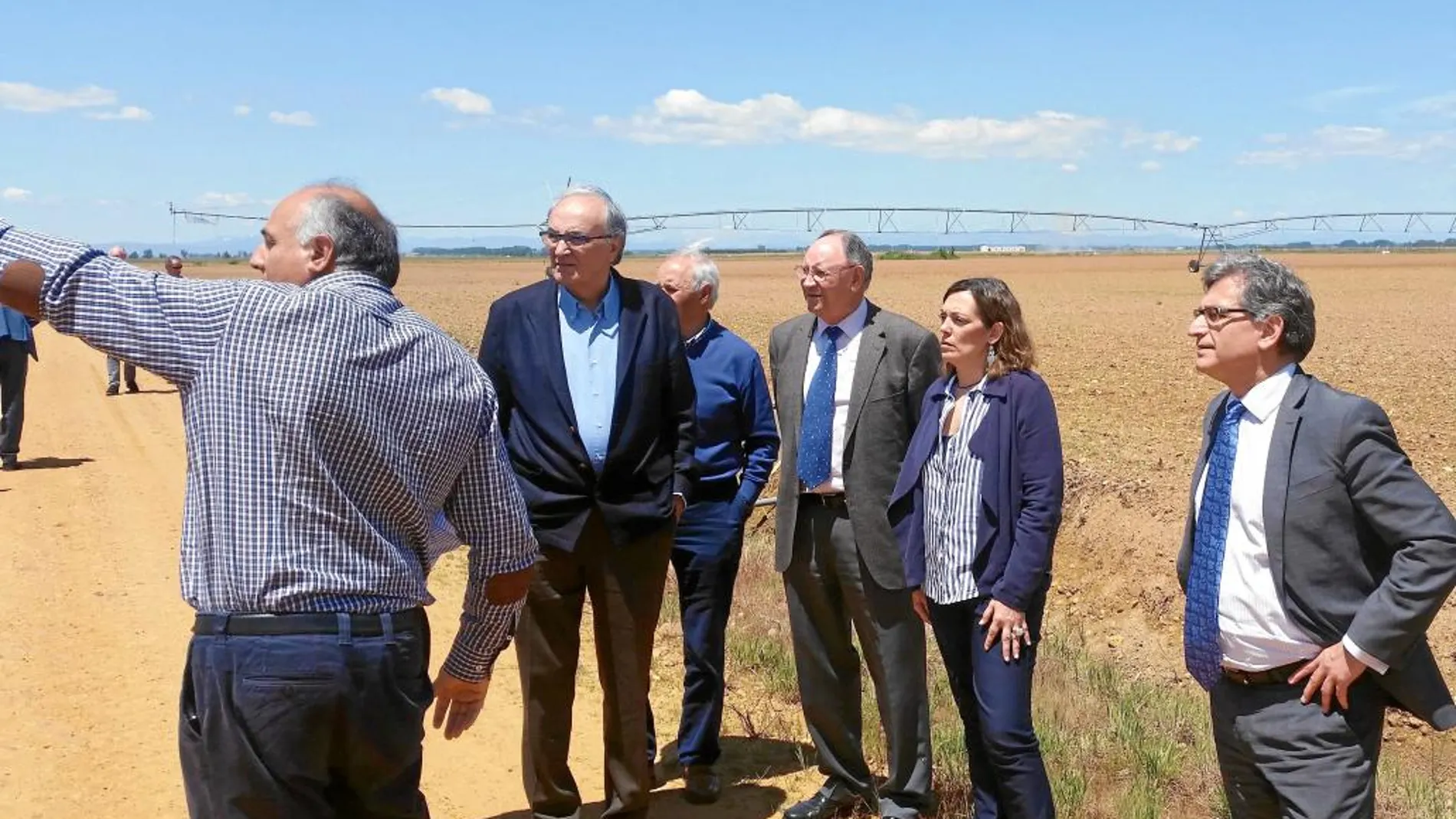 La consejera Milagros Marcos hace una visita al campo acompañada por agricultores leoneses