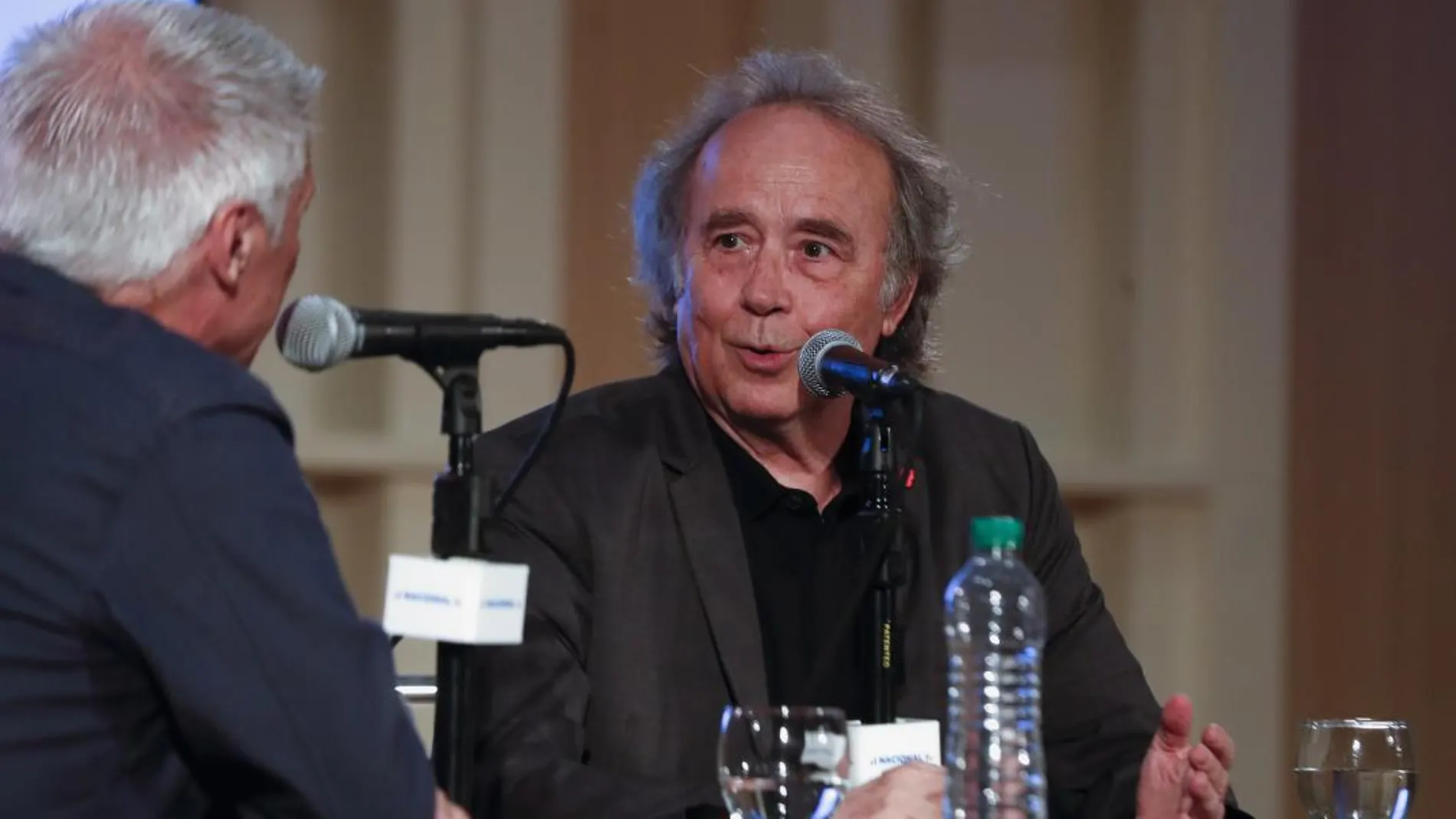 El cantautor español Joan Manuel Serrat habla durante una entrevista en Buenos Aires