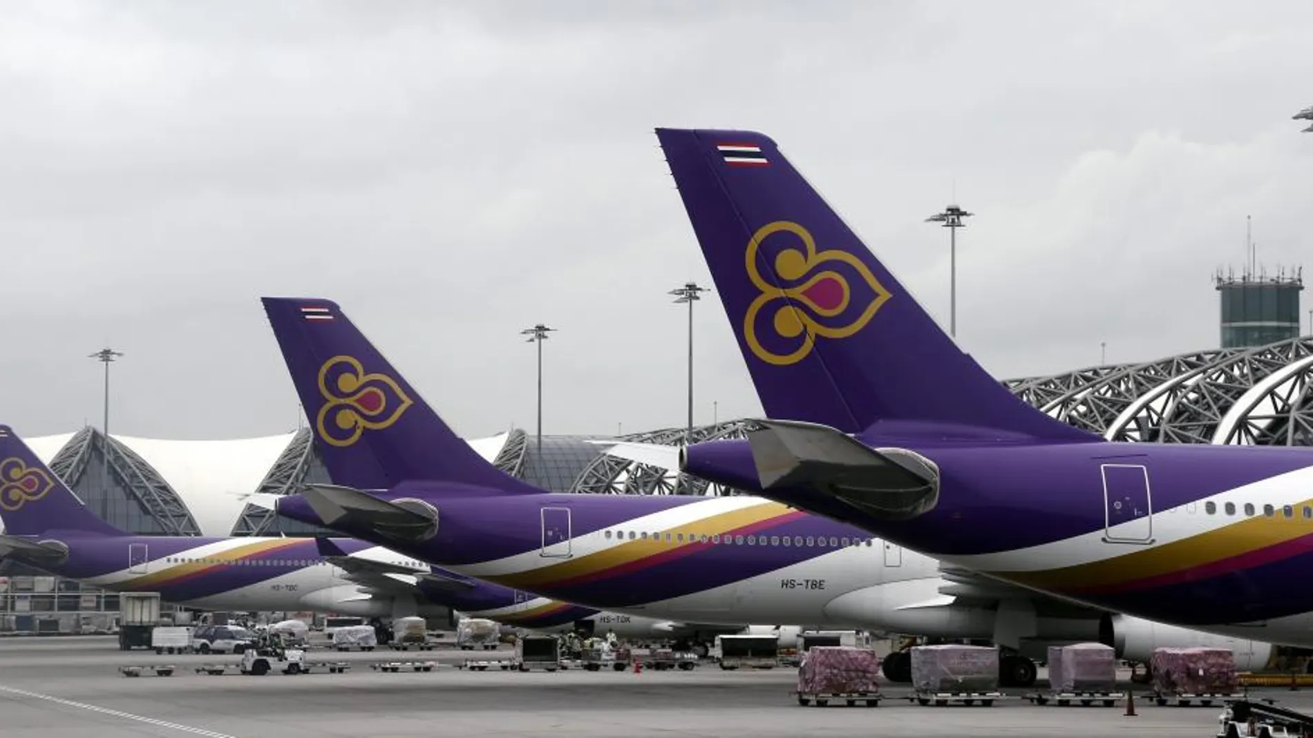 Aeronaves de la Aerolínea Thai estacionados en el aeropuerto internacional Suvarnabhumi en Bangkok (Tailandia)
