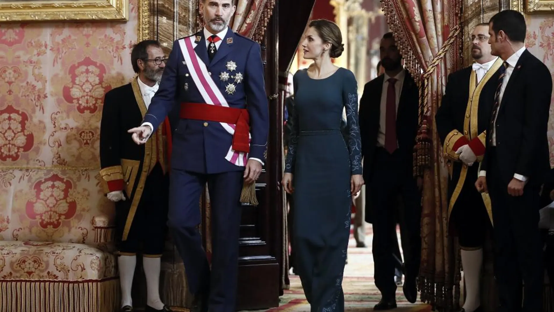 El rey Felipe VI, acompañado por la reina Letizia, durante la celebración de la Pascua Militar que ha presidido hoy en el Palacio Real.