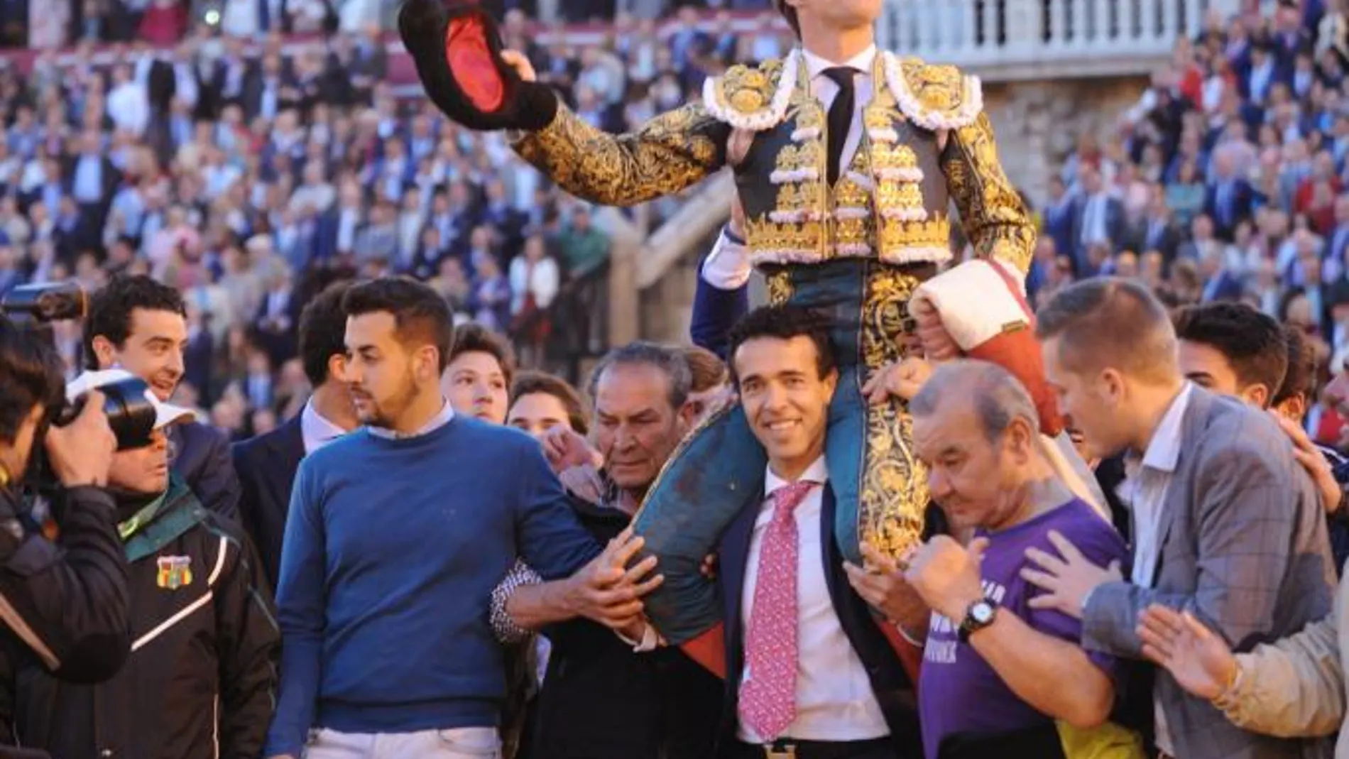 El diestro Victor Puerto porta a Julián López "El Juli", que ha salido por la Puerta del Príncipe de la Maestranza de Sevilla