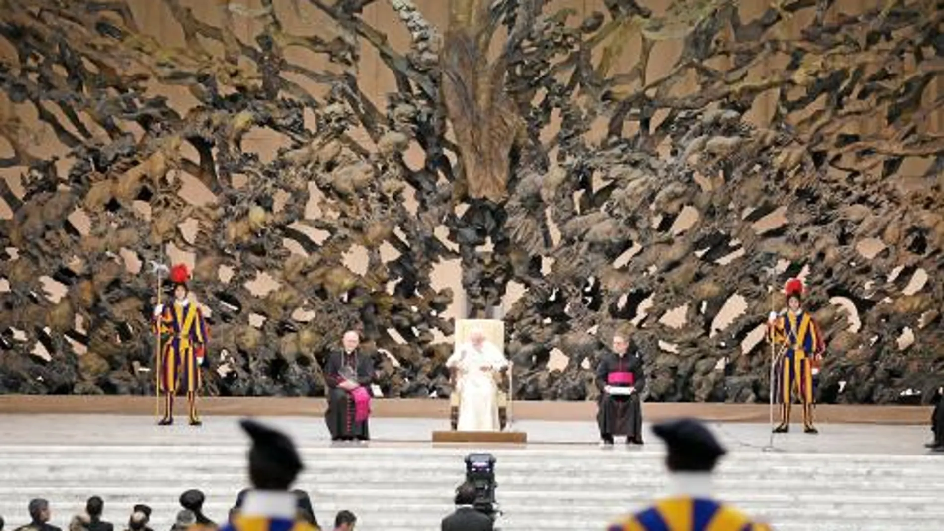 BenedictoXVI en un momento de la audiencia pública en el Aula de Pablo VI a la que asistieron unas siete mil personas