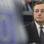 El presidente del Banco Central Europeo (BCE), Mario Draghi, participa en el debate del informe anual de la entidad de 2014