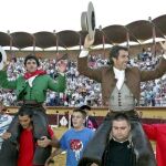 Los rejoneadores Diego Ventura (i) y Pablo Hermoso de Mendoza salen a hombros por la puerta grande durante la séptima corrida de la Feria de Burgos