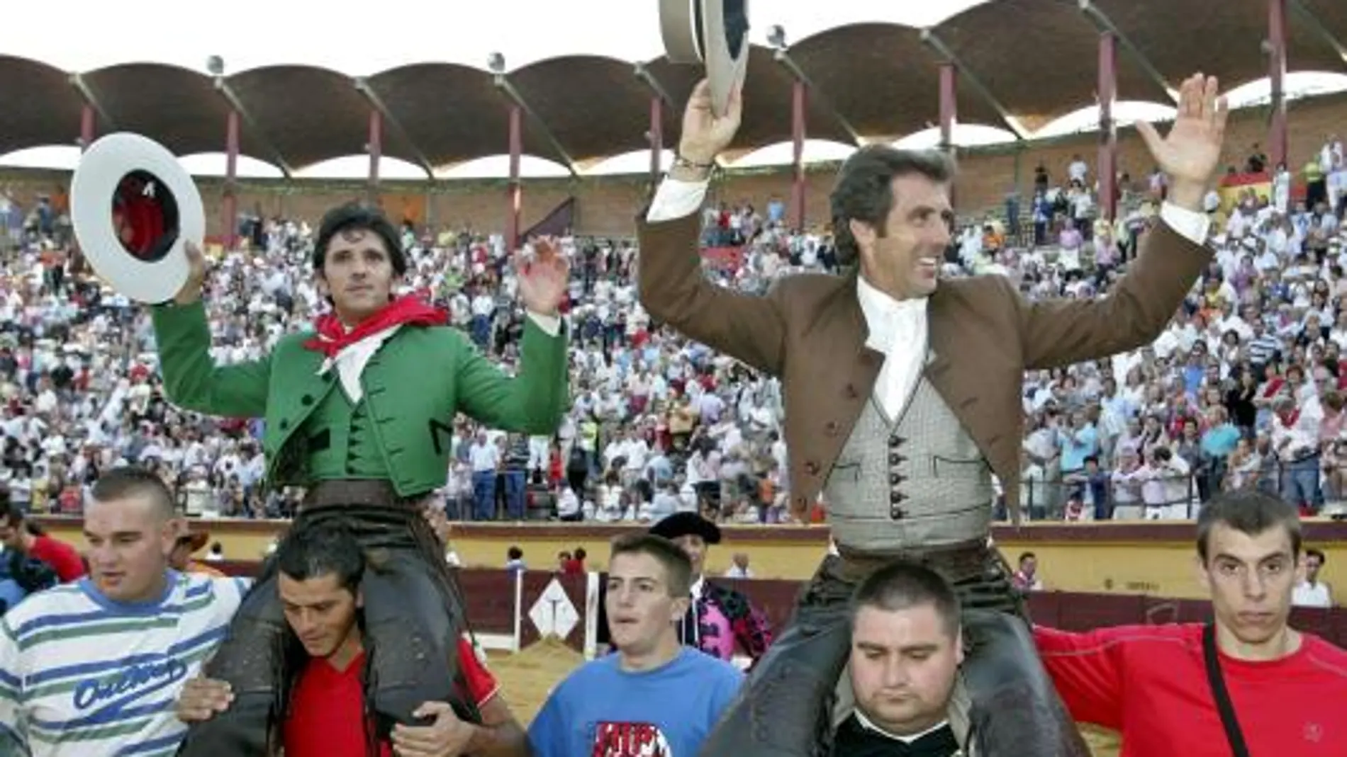 Los rejoneadores Diego Ventura (i) y Pablo Hermoso de Mendoza salen a hombros por la puerta grande durante la séptima corrida de la Feria de Burgos