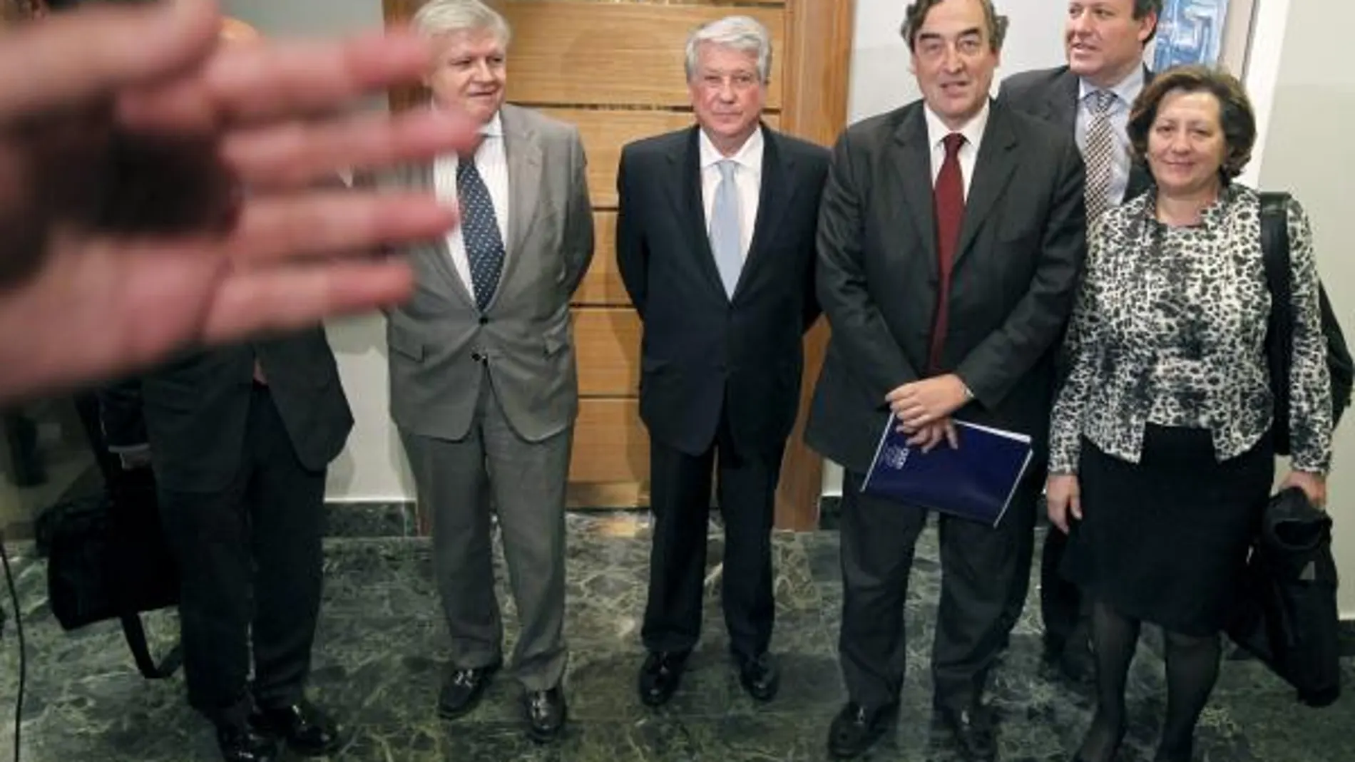 El nuevo presidente de la CEOE, Juan Rosell (c), junto a los miembros de su junta directiva Arturo Fernández (2 izda), Jesús Terciado (2 dcha), Pilar González de Frutos y Rafael Ferrando, hoy en Madrid.