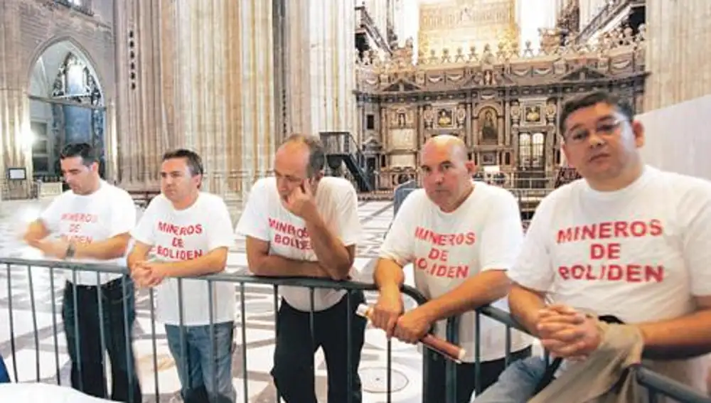Encierro que mantienen los ex mineros de Boliden en la Catedral