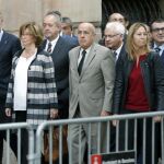 Rigau, a su llegada, acompañada por varios miembros del gobierno catalán y representantes de partidos y asociaciones independentistas, al TSJC