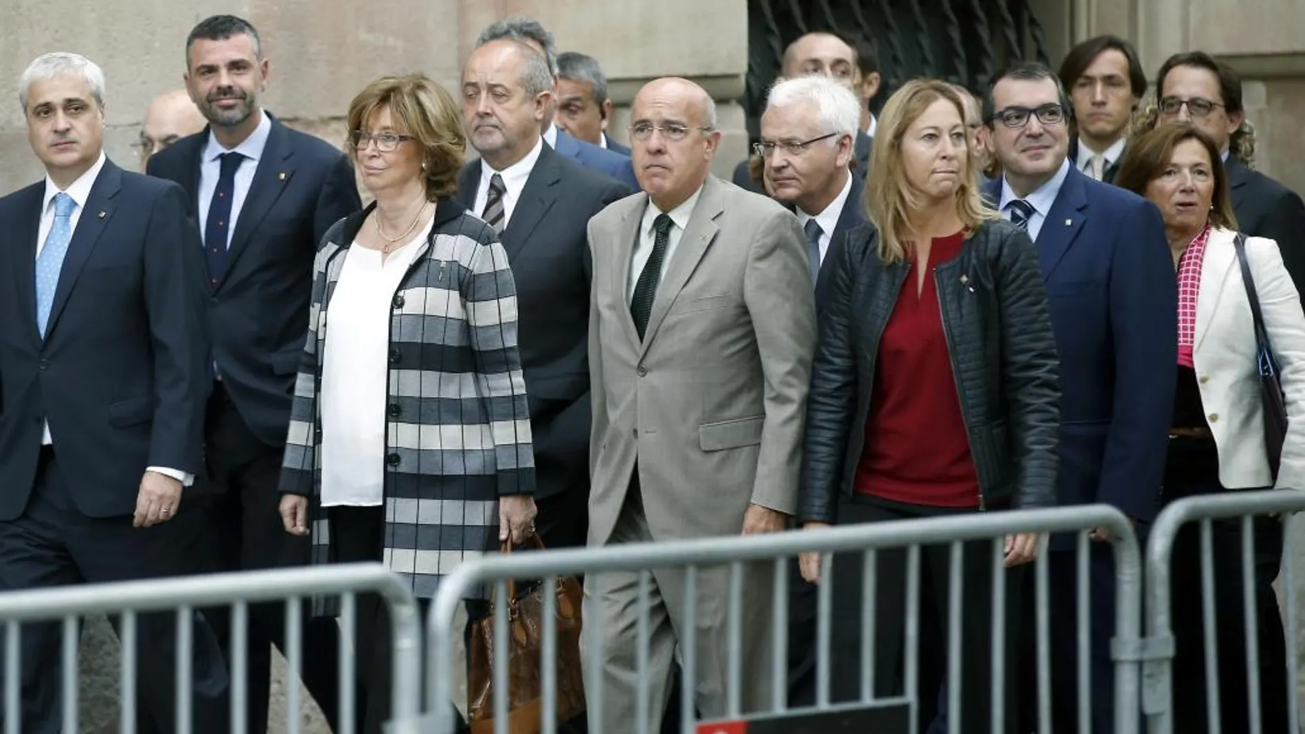 Rigau, a su llegada, acompañada por varios miembros del gobierno catalán y representantes de partidos y asociaciones independentistas, al TSJC