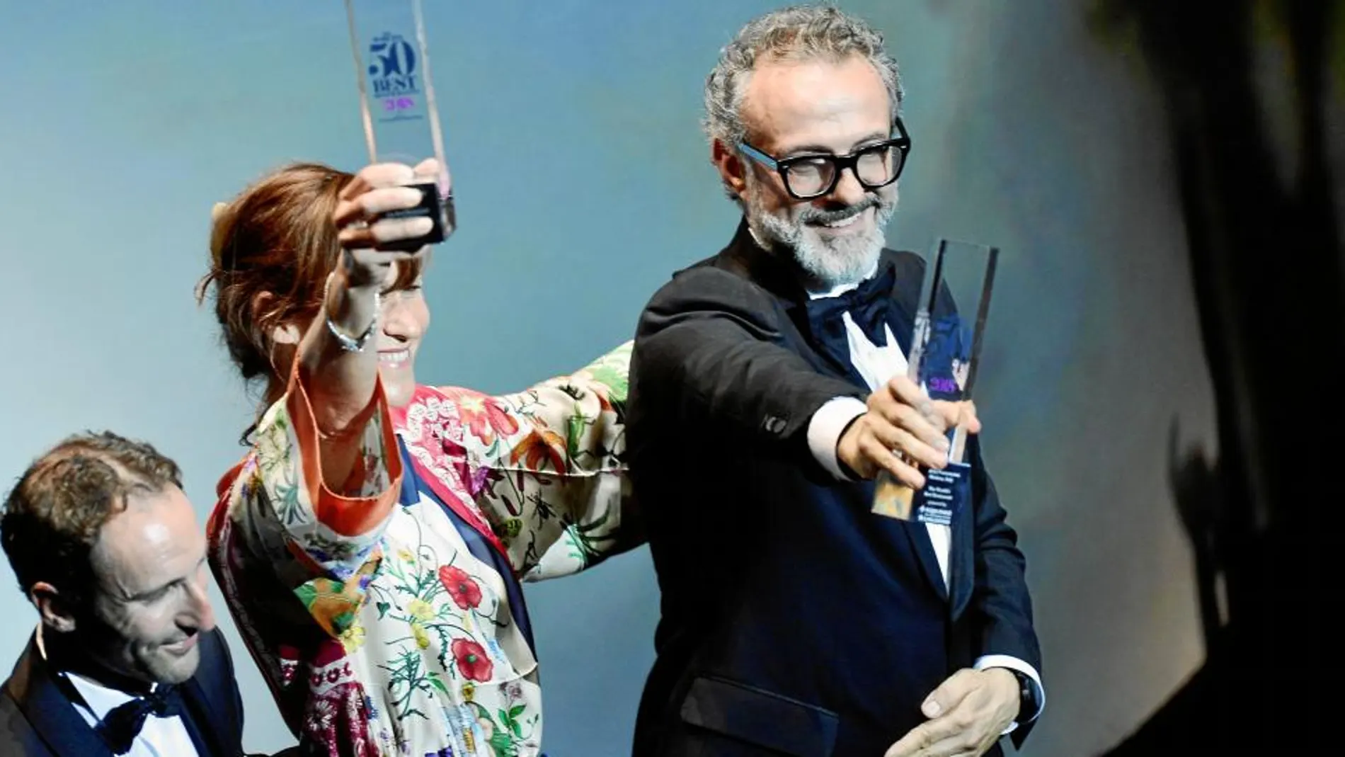 El cocinero Massimo Bottura junto a su esposa Lara Gilmore, del «Osteria Franciscana» de Italia, tras recibir anoche el premio al mejor restaurante del mundo en el Palacio Euskalduna de Bilbao
