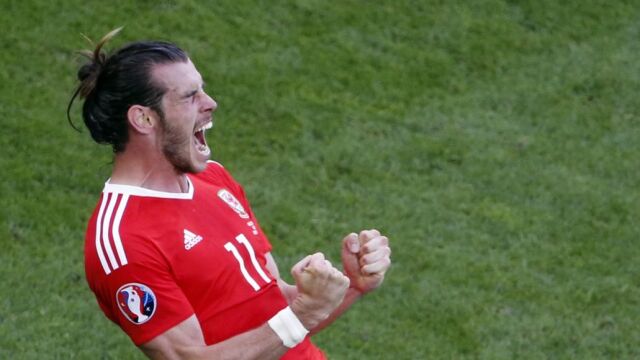 Gareth Bale celebra su gol con la selección galesa.