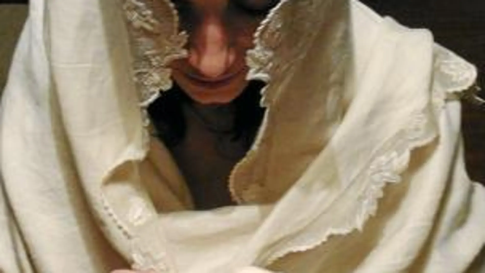 La actriz Ana Rayo en una escena de «Dança da morte / Dança de la muerte», montaje que bebe de la tradición popular medieval