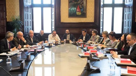 El presidente de la Cámara catalana Roger Torrent (c), al inicio de la reunión de la Mesa del Parlament