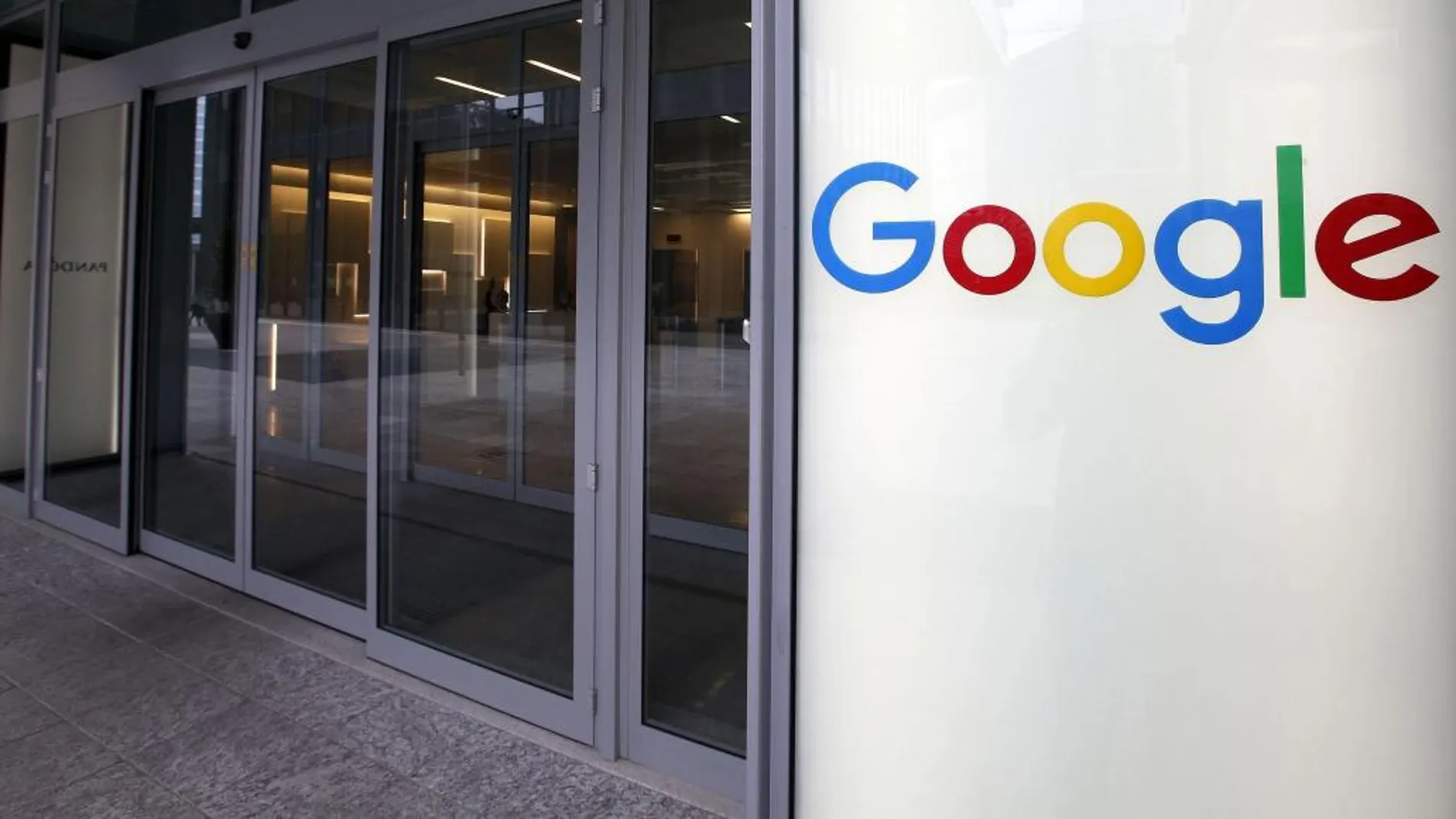 Imagen de la entrada de la sede italiana de Google en Milán (Italia)