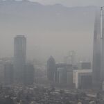 Aspecto de un contaminado Santiago de Chile, este domingo