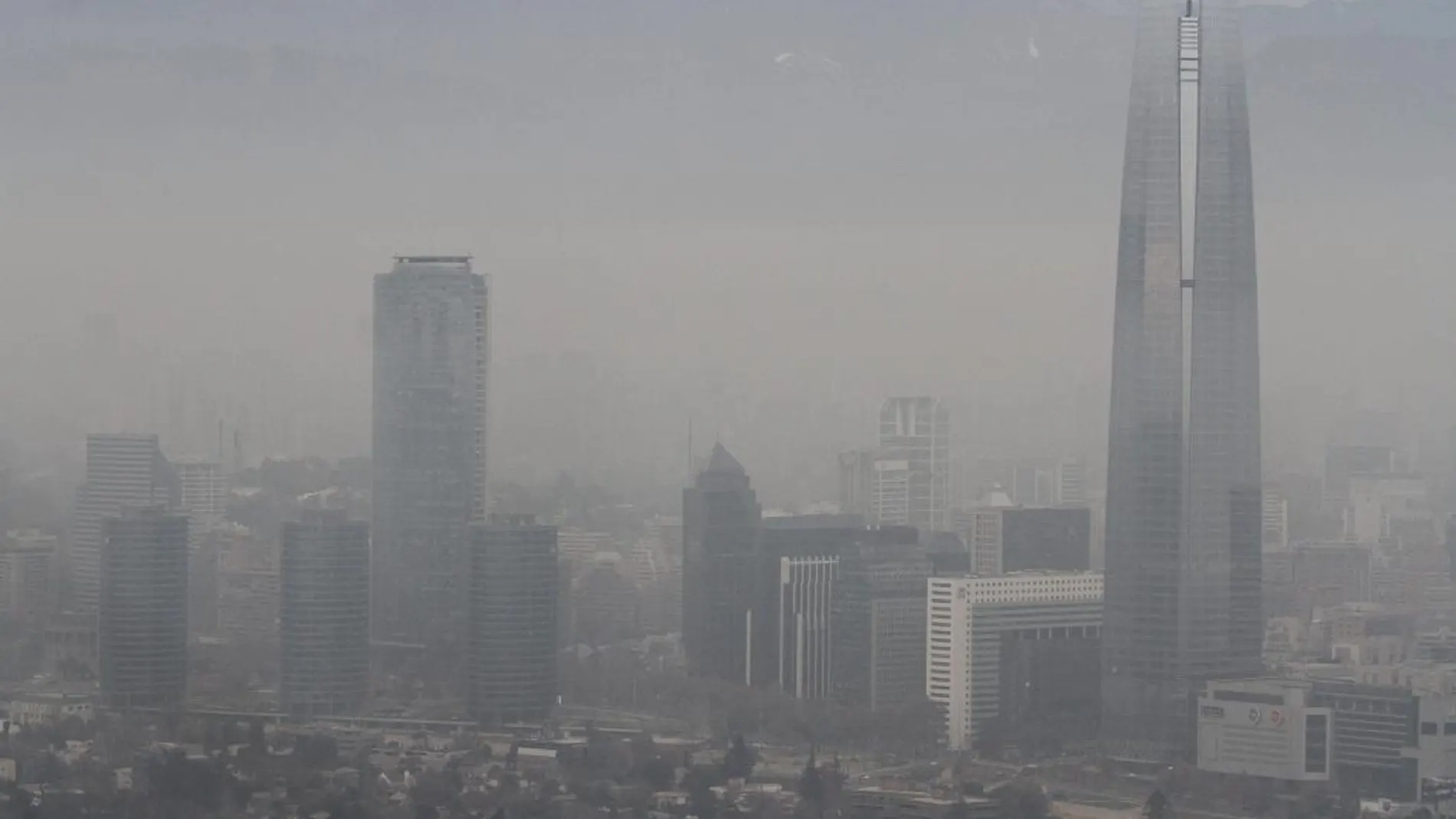 Aspecto de un contaminado Santiago de Chile, este domingo