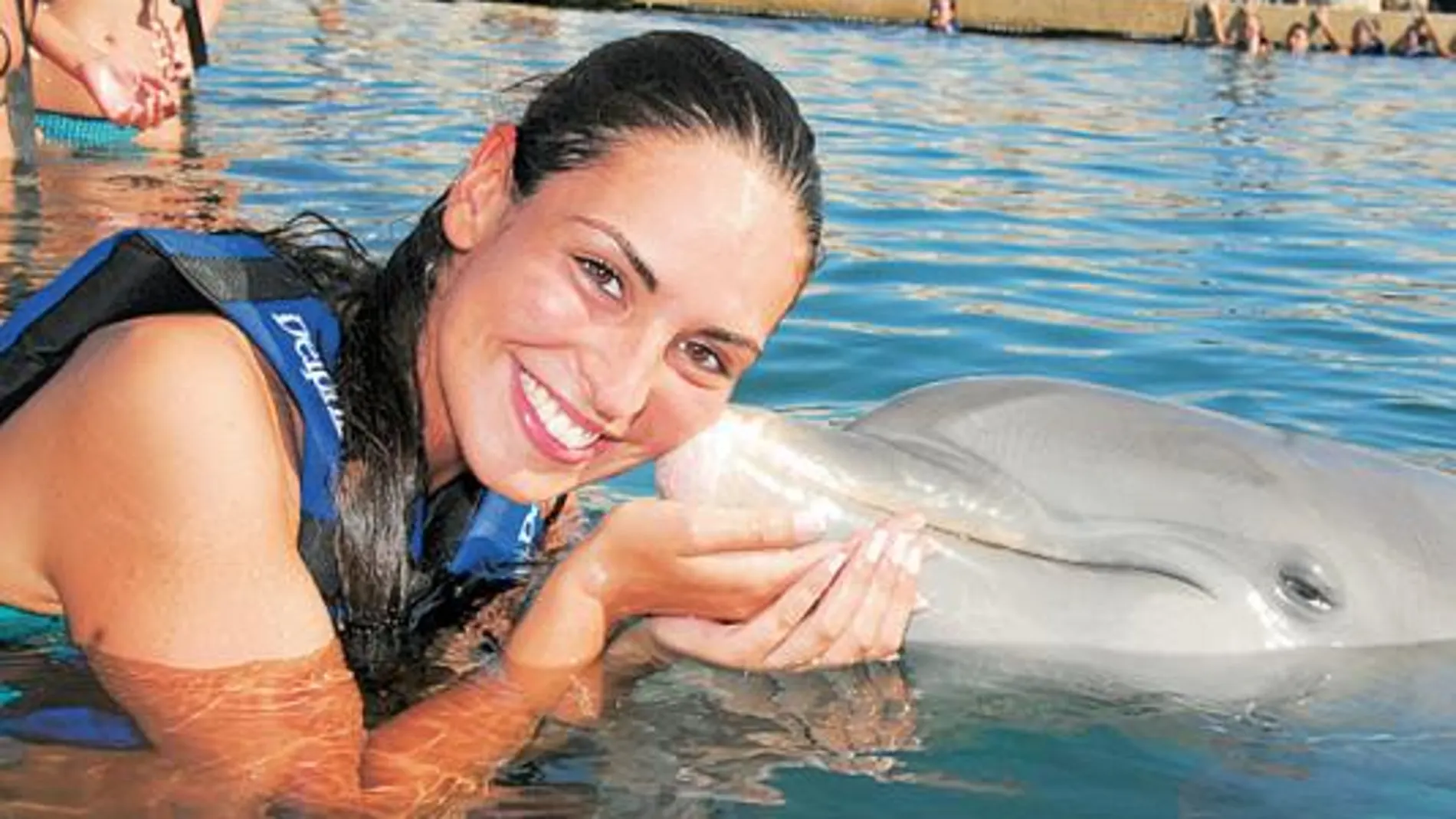 La nueva Miss España, Estíbaliz Pereira, junto a un delfín, en Cancún