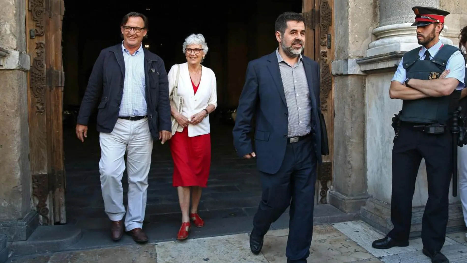 El presidente de ANC, Jordi Sánchez, la presidenta de Òmnium Cultural, Muriel Casals (c), y el representante de la Asociación de Municipios por la Independencia (AMI), Josep Maria Vila d'Abadal (i), a su salida del Palau.