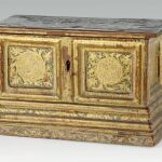 La arqueta de madera tallada, dorada y policromada de finales del siglo XV y principios del XVI es una de las obras singulares de la muestra