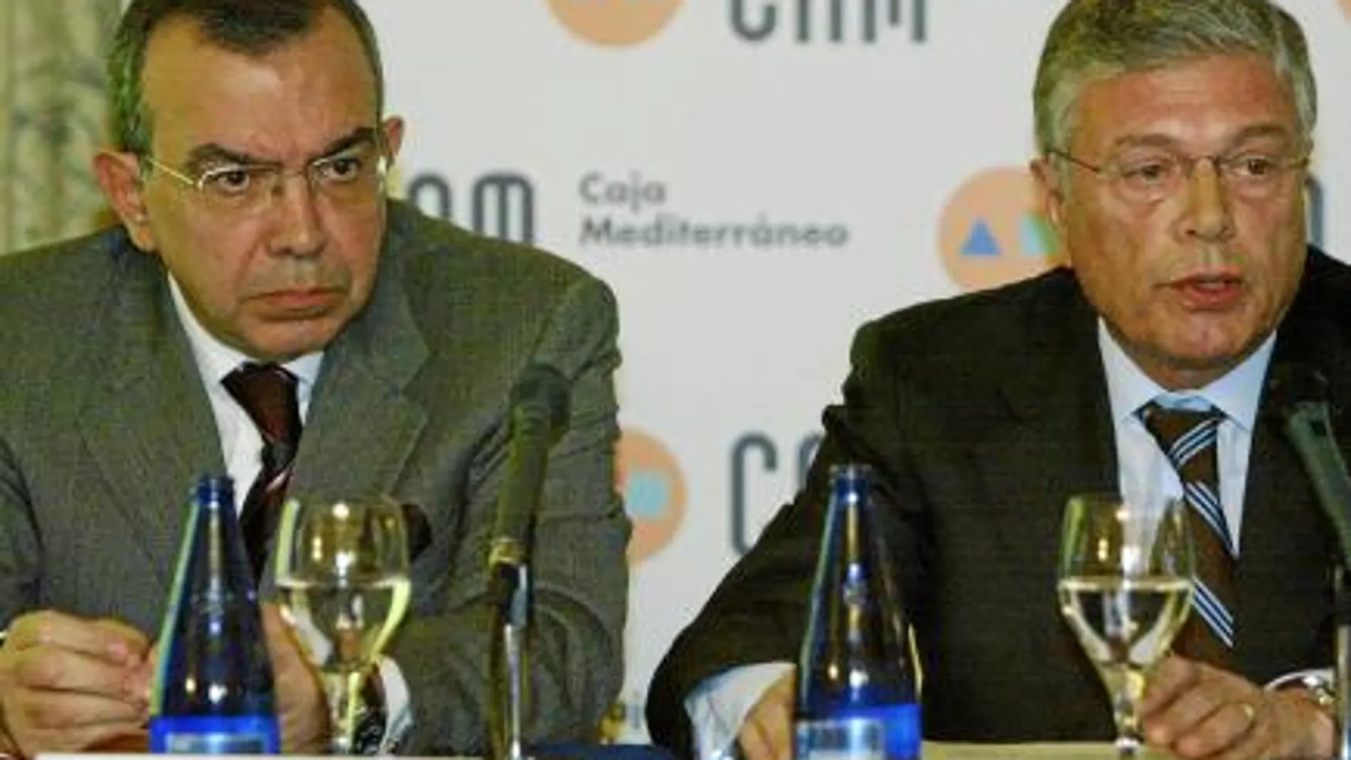 Dcha., el presidente de la entidad alicantina, Modesto Crespo, junto al director de la caja, Roberto López