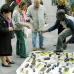 La presencia de los vendedores del «top manta» es habitual en las zonas turísticas