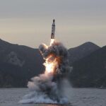 Fotografía de archivo sin fecha de la prueba de lanzamiento de un misil balístico submarino en Corea del Norte