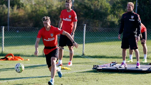 Fernando Torres realiza un ejercicio de potencia y resistencia