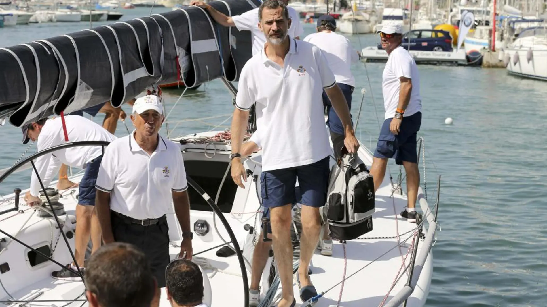 El Rey Felipe a su llegada hoy al club Naútico de Palma para tomar parte de la tercera jornada de la 34ª Copa del Rey de Vela