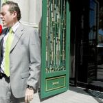 El portavoz del sindicato de Aspromonte, Antonio Cuesta, a la entrada de la sede de Unicaja en Málaga