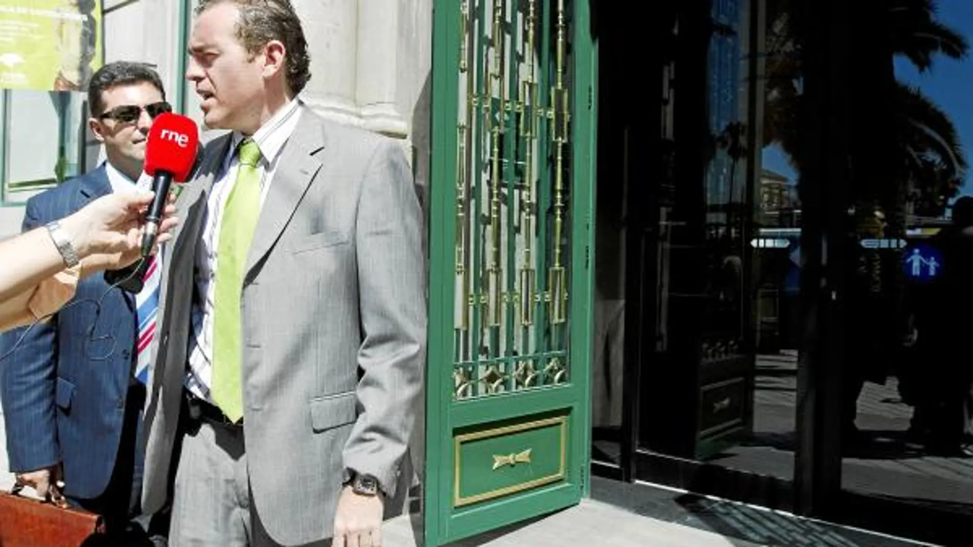 El portavoz del sindicato de Aspromonte, Antonio Cuesta, a la entrada de la sede de Unicaja en Málaga