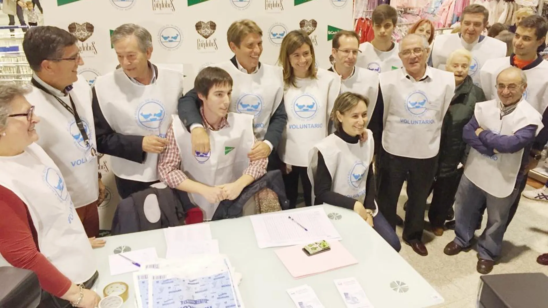 El Cordobés junto a los demás voluntarios de la Federación Española de Bancos de Alimentos