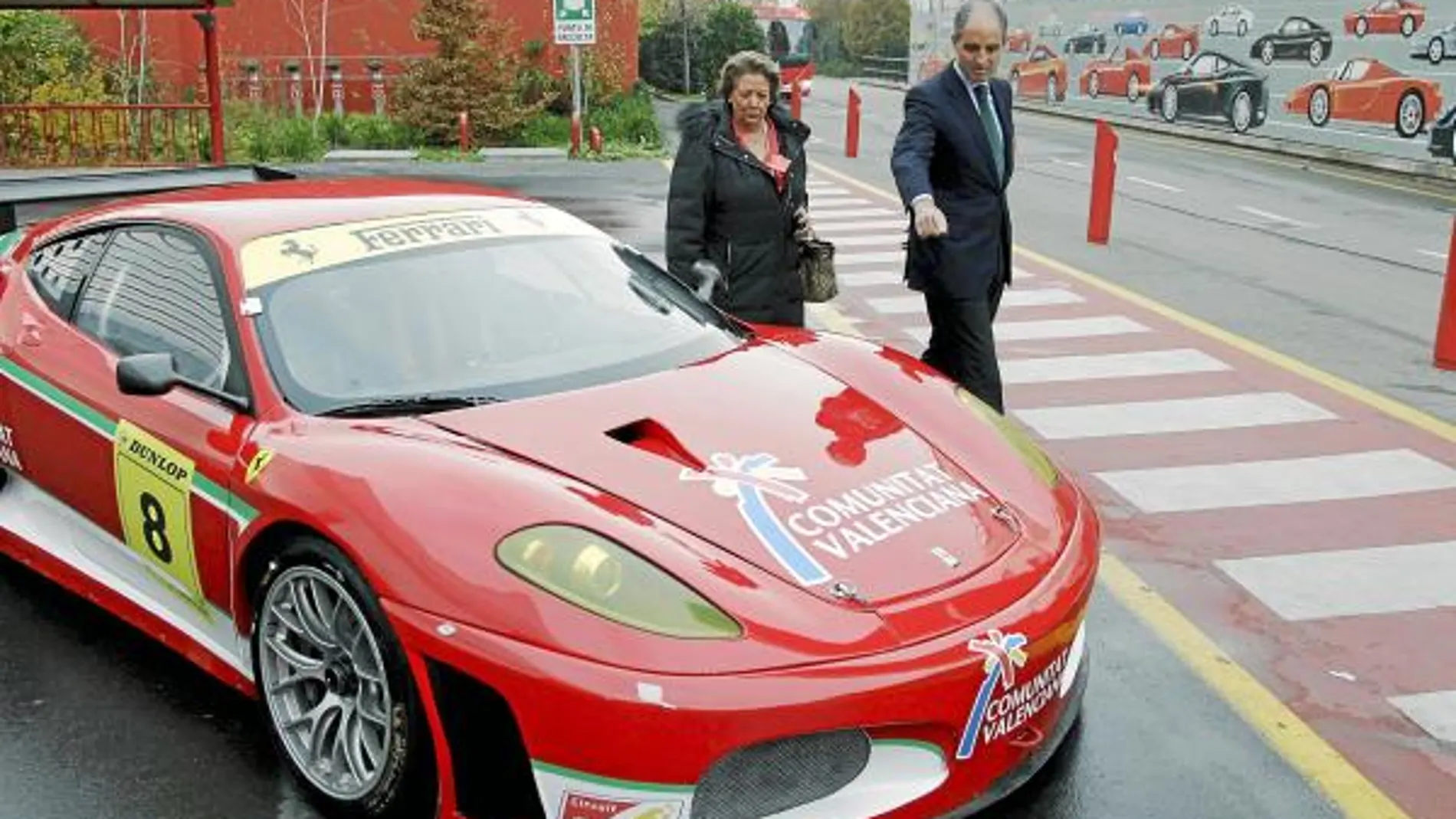 La alcaldesa de Valencia y el presidente de la Generalitat, ayer durante su visita a las instalaciones de la sede de Ferrari
