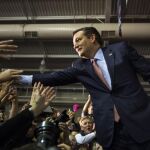 El candidato presidencial estadounidense por el partido Republicano, Ted Cruz, saluda a sus seguidores tras ganar los Caucus de Iowa ayer, 1 de febrero de 2016, en Iowa State Fairgrounds en Des Moines, Iowa (EE UU)