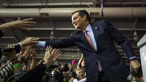 El candidato presidencial estadounidense por el partido Republicano, Ted Cruz, saluda a sus seguidores tras ganar los Caucus de Iowa ayer, 1 de febrero de 2016, en Iowa State Fairgrounds en Des Moines, Iowa (EE UU)