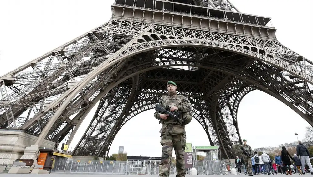 Un soldado patrullando junto a la Torre Eiffel, tras los ataques de enero del 2015.