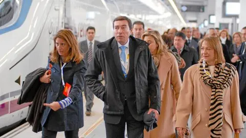 El conseller de Infraestructuras, Mario Flores, con la secretaria general del Ministerio, Rodríguez-Piñero