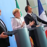 Angela Merkel (c), François Hollande (izq), y Matteo Renzi, dan una rueda de prensa conjunta tras mantener una reunión en la Cancillería sobre el "brexit"en Berlín (Alemania).