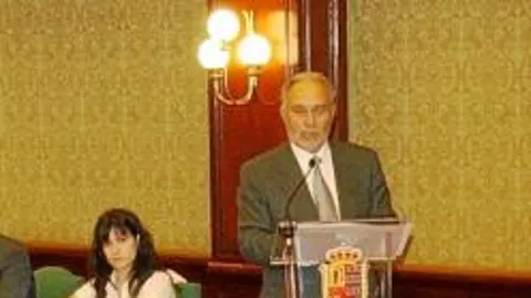 El alcalde de Móstoles, Esteban Parro, durante el Debate sobre el Estado del Municipio, celebrado ayer en la localidad