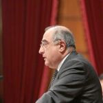 El presidente del grupo parlamentario del PSC, Joaquim Nadal, durante su intervención en la tribuna del Parlament de Cataluña