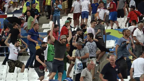 Aficionados rusos se enfrentaron a los hinchas ingleses