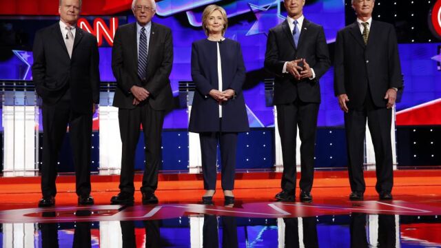 (i-d) El exsenador por Virginia Jim Webb, el senador por Vermont Bernie Sanders, la exsecretaria de Estado Hillary Clinton, el exgobernador de Maryland Martin O'Malley y el exgobernador de Rhode Island Lincoln Chafee