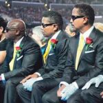 Omer Bhatti (señalado en un círculo en la foto), presunto hijo del rey del pop, se sentó en primera fila junto a los hermanos del cantante durante el funeral