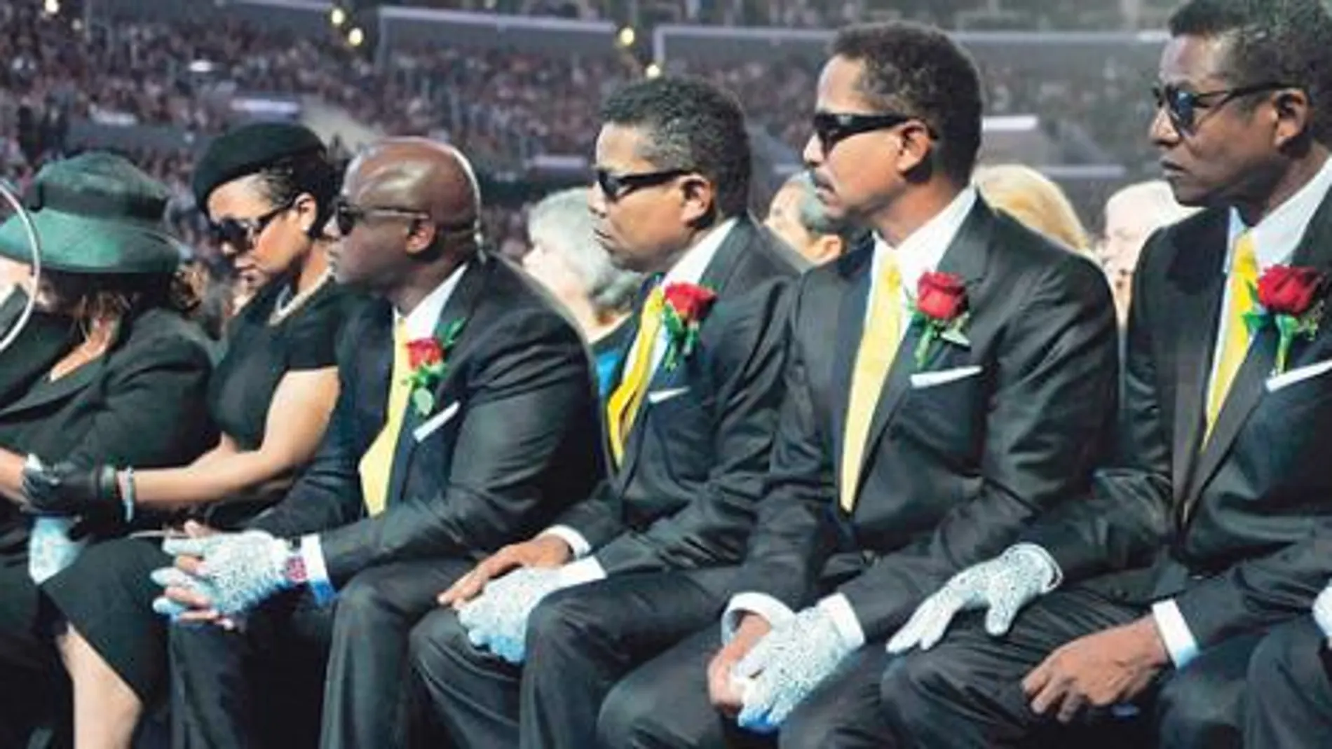 Omer Bhatti (señalado en un círculo en la foto), presunto hijo del rey del pop, se sentó en primera fila junto a los hermanos del cantante durante el funeral