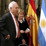 El ministro español de Asuntos Exteriores y de Cooperación, José Manuel García-Margallo (i), durante el encuentro que ha mantenido con su homóloga argentina, Susana Malcorra (d)