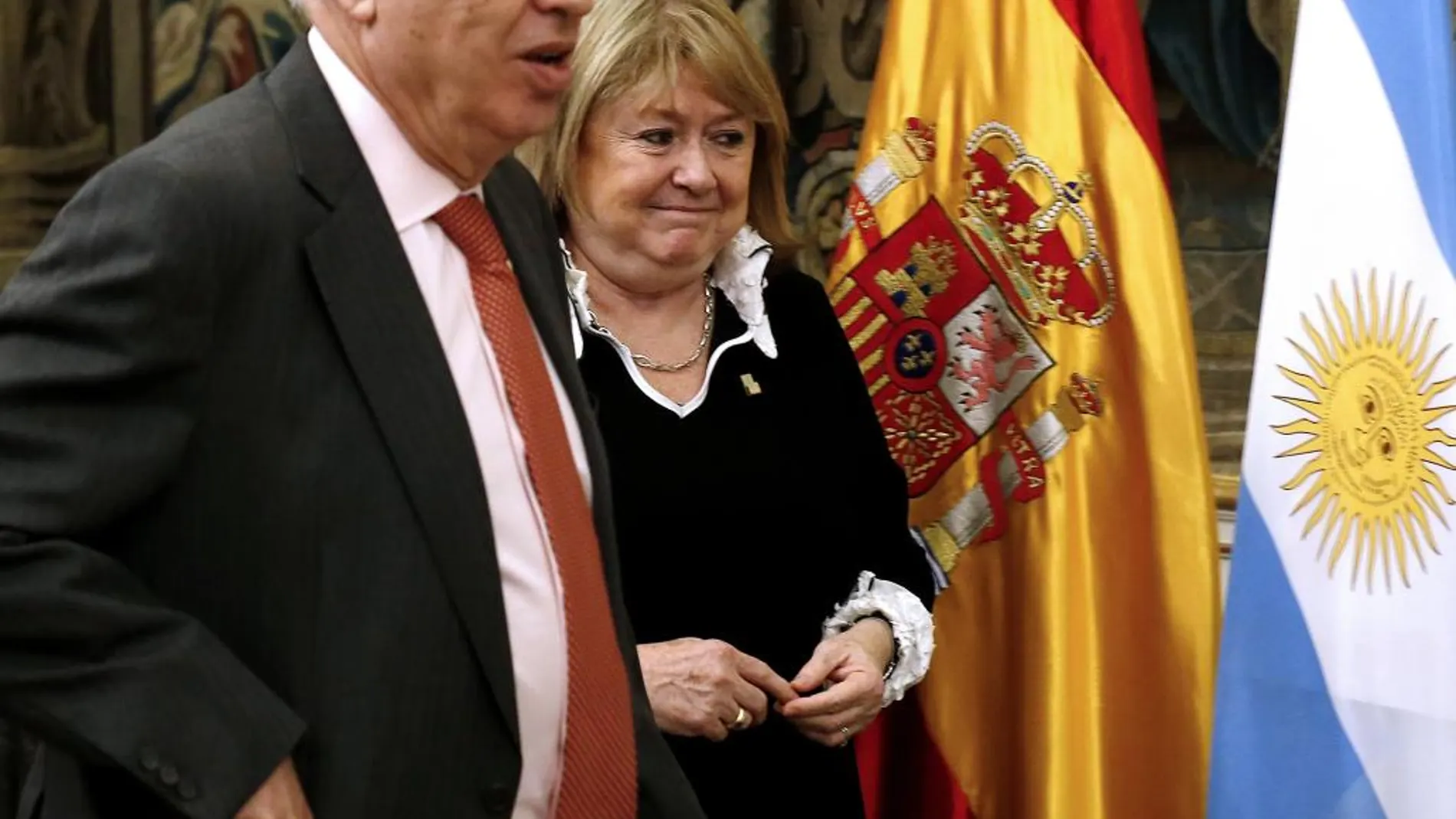 El ministro español de Asuntos Exteriores y de Cooperación, José Manuel García-Margallo (i), durante el encuentro que ha mantenido con su homóloga argentina, Susana Malcorra (d)
