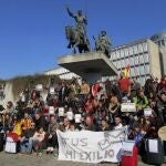 Alrededor de doscientos jóvenes españoles se manifiestan en la Place d'Espagne de Bruselas bajo el lema "NoNosVamosNosEchan"en contra del exilio forzoso que les ha llevado a dejar su país ante la falta de oportunidades laborales.