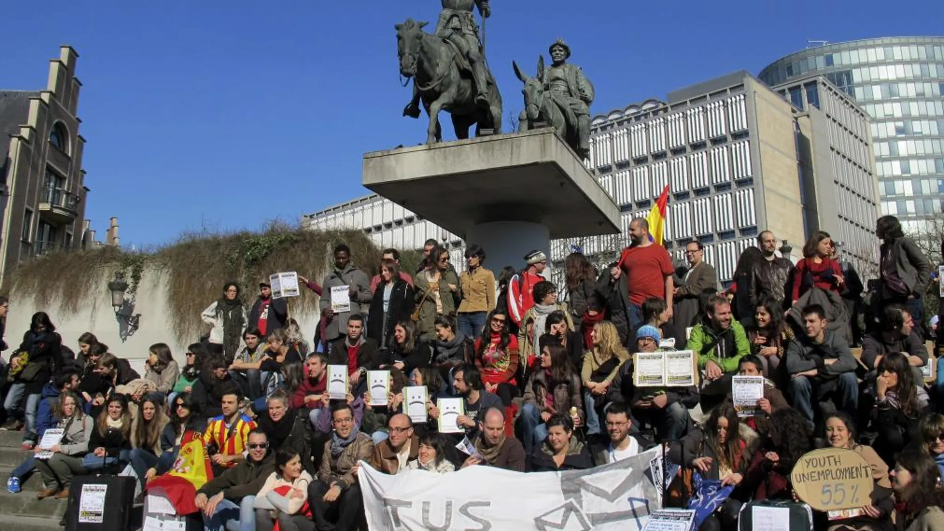 Alrededor de doscientos jóvenes españoles se manifiestan en la Place d'Espagne de Bruselas bajo el lema "NoNosVamosNosEchan"en contra del exilio forzoso que les ha llevado a dejar su país ante la falta de oportunidades laborales.