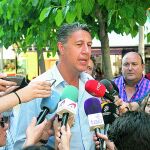 García Albiol paseó por Salou y valoró la situación de los «manteros»